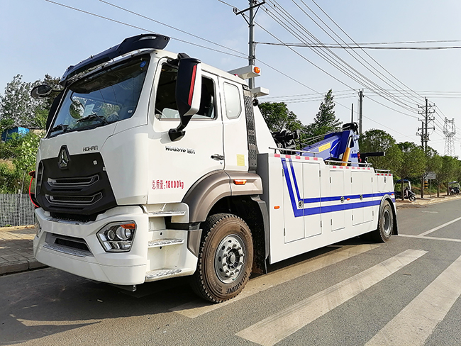 國(guó)六單橋重汽豪瀚拖吊聯(lián)體清障車(chē)